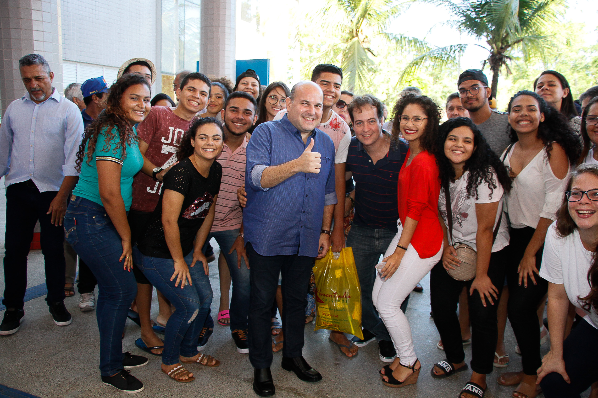 várias pessoas posam para uma foto